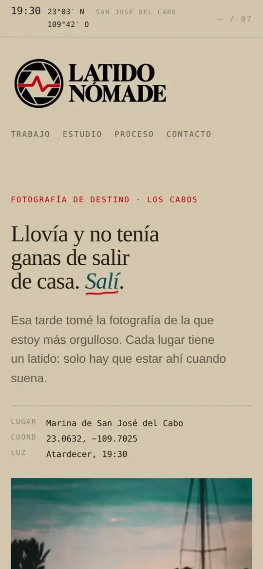 Latido Nómade portfolio on a phone: a story headline in Spanish above a photo of a dock in Los Cabos